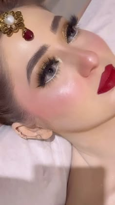 Haldi Makeup Look For Bridesmaid, Shaadi Makeup Look, Bridal Barat Makeup, Shadi Makeup, Shaadi Makeup, Hijab Pictures, Pakistani Makeup Looks, Nihari Recipe, Birthday Paragraph