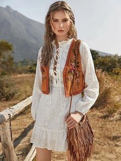 Boho Vest Outfit, Vest Outfits For Women, Stile Boho Chic, Look Boho Chic, Ethno Style, Boho Vest, Vest Outfit, Look Retro, Vest Outfits