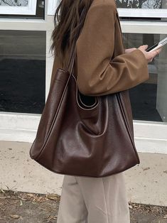 Chique Outfit, Autumn Fits, Brown Leather Bag, Street Trends, Style Noir, Birkenstock