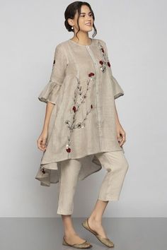 Tunik Linen, Pakistani Fashion Casual, Tunic Designs, Long Kurti Designs, Pakistani Dresses Casual, Salwar Kamiz, Kurti Designs Party Wear, Kurta Designs Women, Simple Pakistani Dresses