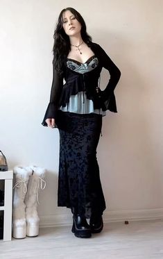 00s Fashion Outfit, Goth Outfits Casual, Romantic Goth Outfits, Goth Outfits Aesthetic, Goth Outfit Inspo, Dark Beauty Fashion, Romantic Goth, Romantic Outfit, Layering Outfits