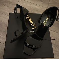 Salto Saint Laurent, Ysl Heels Aesthetic, Loubitons Heels, Ysl High Heels, Yves Saint Laurent Heels, Saint Laurent Heels, Heels And Socks, Shoe Hacks, Pretty Heels