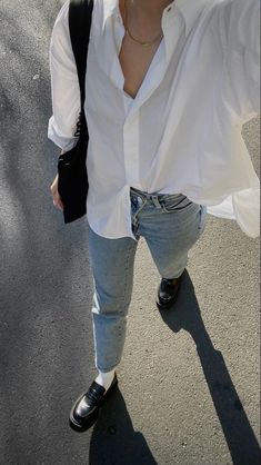 Mom Jeans Loafers Outfit, Light Mom Jeans Outfit Fall, Mom Jeans With Loafers, White And Black Loafers Outfit, Jean Loafer Outfit, Outfit Selfie From Above Aesthetic, Loafers With White Socks Outfit, Mom Jeans And Loafers Outfit, Loafer And Jeans Women