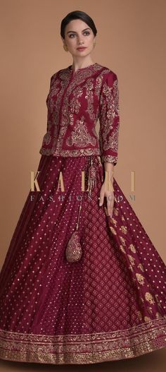 Long Blouse Designs For Lehenga Choli, Lehnga Choli Designer, Kalki Sarees, Choli Designs Blouses, Indian Chaniya Choli, Shalwar Kameez Design, Buy Lehenga Online, Best Lehenga, Kameez Design