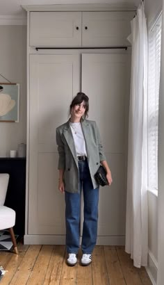 Jeans Corporate Outfit, Smart Casual Outfit Ideas For Women, Outfit Inspo Teacher, Samba Work Outfit, Smart Casual Spring Outfits Women, Smart Women Outfit, Cool Girl Office Outfit, Smart Casuals For Women Outfits, Blazer And Sweatshirt Outfit