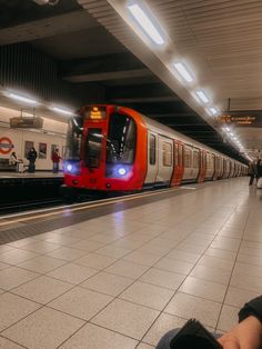 Photo of a London Subway driving into the Station. Subway Aesthetic, London Subway, Islington London, Circle Line, London Vibes, Subway Station, Train Service