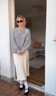 Flats Outfit, Mode Casual, Outfit Look, White Skirt, Casual Style Outfits, Outfits Casuales, Modest Outfits, Skirt Outfits