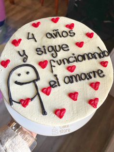 a cake that has been decorated with hearts and the words i love you in spanish