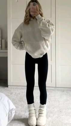 Style Leggins, Sporty Style Outfits, Outfits Dr, Pullovers Outfit, Comfy Fits, Sporty Style, Outfits With Leggings, Sweater Hoodie