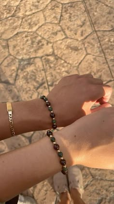 diy bracelets, couple bracelets, couple crafts, matching jewelry, eye color bracelets Couple Matching Things Ideas, Couples Bracelets Beads, Cute Couple Matching Bracelets, Matching Eye Color Bracelet, Cute Diy Bracelets For Boyfriend, Matching Couple Gifts Ideas