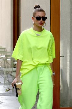 Hailey Baldwin Wore a Supersubtle Sweatsuit — Just Kidding, It Was Head-to-Toe Neon Glow Clothes, Ropa Color Neon, Neon Green Outfits, Neon Clothing, Neon Green Top, Looks Hip Hop, Style Vert, Neon Outfits, Hip Hop Shirts