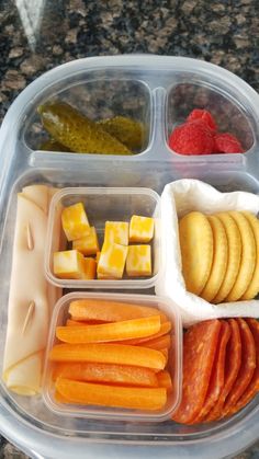 Lunch ideas for picky kids Adult Snack Boxes, Homeschool Lunches, Homemade Lunchables, Portioned Meals, Cheese Carrots, Adult Lunchables, Snack Boxes Healthy, Diy Lunch