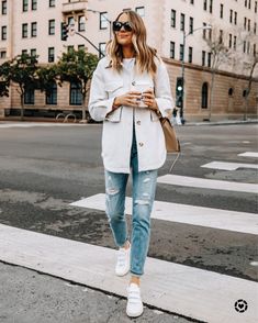 Fashion Jackson Instagram Cream Cord Shirt Outfit, Outfits Leggins, Mom Jeans Outfit, Veja Sneakers, Fashion Jackson, Elegante Casual, Outfit Jeans, Mode Casual