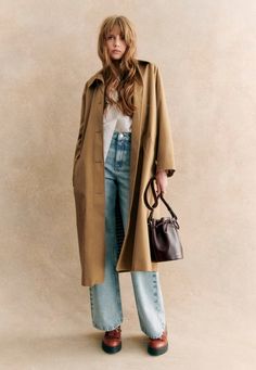 Discover our Scott Trench Coat - Camel. Parisian style, shipping worldwide, with free returns. Light Jacket Outfit, Tomboy Shirts, Oversized Trench Coat, Style Parisienne, Jeanne Damas, Coat White, Paris Mode, Blue Ivy, Light Jeans