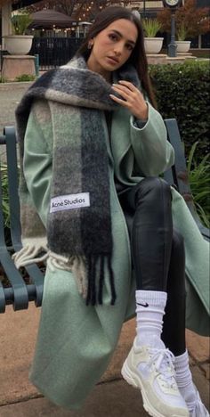 Fall 2023 Bag Trends, Large Scarf Outfit, Plaid Scarf Outfit Winter, Chunky Scarf Outfit Aesthetic, Green Scarf Outfit, Chunky Scarf Outfit, Plaid Scarf Outfit, Scarf Outfits