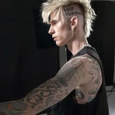 Mgk Mohawk, Mgk Hairstyle, Short Hair Mohawk, Male Haircuts Curly, Shaved Hair Cuts, Short Spiky Hairstyles, Colson Baker, Beard Hairstyle, Spiky Hair