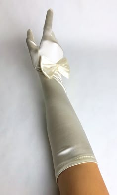 "Amazing 1970s deadstock satin elbow length gloves, perfect for that old Hollywood red carpet look. These gloves have a lot of stretch to them and can fit a large variety of hand and arm sizes. Large bow detail on the back hand with pearls sewn in the middle. Give that dramatic feel for a vintage wedding look, elopement, or affair. Perfect bridal gloves! Measurements: Length: approx 18.5\" Palm Width: 3\" Opening: 4.25\" All of our items are VINTAGE NOS (new old stock/ deadstock), they have been Elbow Length Gloves Outfit, Old Hollywood Accessories, Satin Gloves Outfit, Vintage Hollywood Glamour Dress, Wedding Gloves With Dress, Old Hollywood Outfit Ideas, White Silk Gloves, Old Hollywood Glam Dresses, Wedding Gloves Vintage