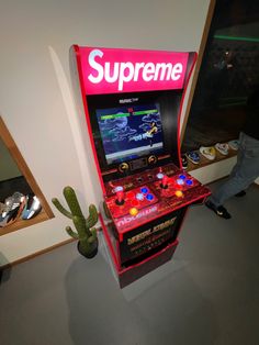 an old school arcade machine with the word supreme on it