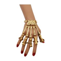 Style : Chic Halloween statement accessory fashion / Bling pirate trendy elegant skull fashion jewelry Condition : Brand New   Color : Gold metal  Wrist Size: One size fits all - adjustable stretch band  Ring Size : One size fits all - adjustable size elastic band  Trendy fashionable stylish bling look Fashion forward wristwear hand chain connected ring design Contemporary modern cool fashion jewelry Women Fancy Sleek Stylish Hot Fashion Sexy Wrist Bracelet - Special Celebrity Style Hand Jewelry Pirate Jewelry Aesthetic, Skeleton Fashion, Skeleton Ring, Pirate Jewelry, Bracelet Trendy, Party Ladies, Hand Chain Bracelet, Retro Bracelet, Chic Halloween