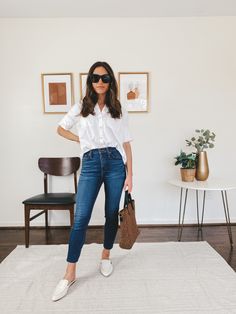 a woman wearing a white button down, skinny jeans, and white mules holding a leopard tote bag Spring Outfits Men Street Styles, Mom Style Spring, Mens Street Style Spring, Trending Crochet Patterns, Mexico Fits, Paris Honeymoon, Spring Skirt Outfits, Style Capsule, 2022 Outfits