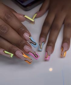 French Tip Nails With Line, Gum Gel Nails, Wavy Lines Nails, Outline Nail Design, Comic Nails Designs, Classy Nails Short, Beginner Nail Designs, Pop Art Nails, Abstract Nails