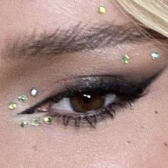 Concert Make Up Ideas, Make Up Glitter Eyes, Black Eyeshadow Eyeliner, Makeup Strass, Concert Makeup Looks, Makeup With Rhinestones, Makeup Rhinestones, Glitter Eyelashes, Gem Makeup