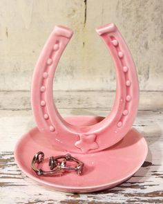 : Cute Pink Bathroom Decor, Horse Shoes Crafts, Horse Bedroom, Cowgirl Bedroom, Cowgirl Room, Horse Room, Cowboy Crafts, Horseshoe Projects, Adobe Design