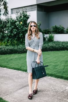 Loafers And Dress Outfit, Fall Outfits For Women Over 50, Winter Office Outfits, Burgundy Loafers, Women Work Outfits, How To Wear Loafers, Simple Work Outfits, Tory Burch Dress