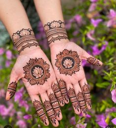 Mehndi Designs Front Back Hand, Top Hand Mehndi Designs, Symmetrical Mehndi Designs, Simple Mehendi For Bride, Mandala Mehandi Designs Simple, Front Hand Mehndi Designs Simple Unique, Rangoli Mehndi Design, Creative Mehandi Designs, Mehedi Design For Front Hand