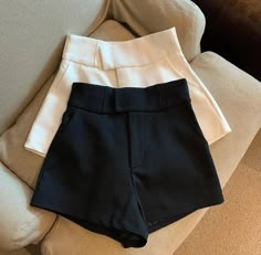 Adquira o nosso short alfaiataria perfeito para um look casual e elegante. Feito com tecido de qualidade, este short é confortável e durável. Aproveite o estilo e a versatilidade deste produto para estar sempre bem vestido em qualquer ocasião. Short Elegantes, Stockholm Fashion, Short Leggings, Look Casual, Jean Shorts, My Style, Wardrobe, Clothes, Denim Shorts