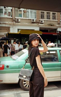 Hongkong Outfit Ideas, Taiwan Outfit Travel, Outfit Hongkong, Bangkok Street Style, Hongkong Outfit Travel, Summer Outfits Japan, Hongkong Ootd, Hong Kong Street Fashion, Taiwan Outfit