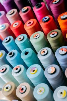 many spools of thread are lined up together