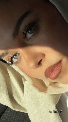 Beau Hijab, Desired Features, Style Hijab Simple, Look Kylie Jenner, Hijab Trends, Hijabi Aesthetic, Best Friends Shoot, Aesthetic Eyes, Muslim Fashion Outfits