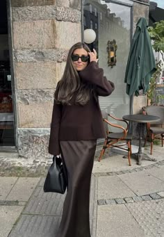 Embrace the elegance of fall with this stylish outfit! The look features a chic brown satin maxi skirt paired with a cozy brown turtleneck wool pullover and sleek black accessories. Perfect for a sophisticated autumn day. #FallFashion #SatinSkirt #TurtleneckStyle #AutumnOutfit #CasualElegance #FashionInspo #OOTD #FallStyle #BrownOutfit Elevated Winter Outfits, Satin Skirt Outfit, Long Skirt Outfits, Maxi Skirt Outfits, Rock Outfit, 2024 Outfits, Looks Party, Brown Outfit, Work Fits