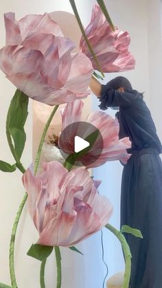 Li Blossom-Butterfly Designers on Instagram: "Giant tulip making and dyeing tutorials are here!#artificialflowers #artificialflower #artificial #giantflowers #giantflowers #giantpaperflowers #giantpaperflower#paperflowers #organzasilk #organza #organzaflower #organzaflowers #weddingdecor #decoration #windowdisplay #windowdesign #weddingflowers 
#tutorial #tutorials" Crepe Leaves, Ideas Casamiento, Bridesmaids Photo, Peony Petals, Flowers Backdrop, Dyeing Tutorials, Paper Peonies