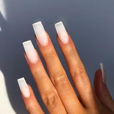 Unghie bianche, ecco le nail art più belle per ogni occasione Trucchi.tv Tapered Square Nails, Milky Nails, Nagellack Trends, Square Nail Designs, Smink Inspiration, White Acrylic Nails, Her Nails, Short Square Acrylic Nails, Classic Nails