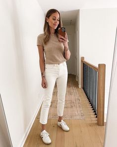 White Jeans Outfit Sneakers, White Jeans Tan Sweater, White Jeans With Sweater, White Jeans White Sneakers, White Jeans Sneakers Outfit, Fall Outfit White Jeans, What To Wear With Cream Jeans, Cream Sneakers Outfit, Outfits Con Jeans Blancos