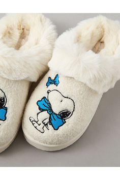 Soft & cozy/Slip-on style/Snoopy design Small Cute Christmas Gifts, Snoopy American Eagle, Cute Slip On Shoes, Cozy Gifts For Women, Chrstmas Gifts, Cute Slippers Aesthetic, Cute Slippers Women, Snoopy Slippers, Snoopy Products