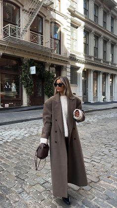 long coat outfit, wool coat, winter coat, fall coat, coat outfit, street style inspiration Long Coat Outfit, Winter Overcoat, Work Fits, Skandinavian Fashion, Chique Outfits, Autumn Fits, 2024 Style, Looks Street Style