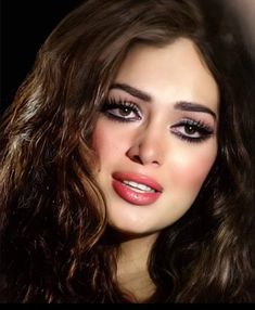 90s Makeup Trends, 60s Makeup, Botox Lips, Brunette Makeup, 90s Makeup, Doll Eye Makeup