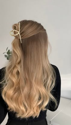 Unsere goldene COPENHAGEN Haarspange mit eingesetzten Perlen ist ein absoluter Hingucker und perfekt für jeden Haartyp geeignet. Die Haarklammer hat eine ideale Größe, um auch dickes Haar vollständig hochzustecken. Material: MetallMaße: 12 x 4cm Balayage Straight Hair, Blonde Hair Inspiration, Long Blonde, Easy Hairstyles For Long Hair, Long Blonde Hair, Hair Inspo Color, Aesthetic Hair, Gorgeous Hair