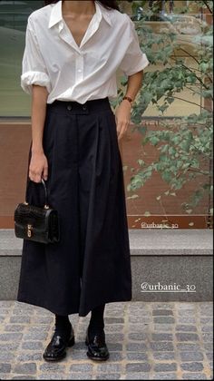 Practical Womens Outfits, Lemaire Street Style, Relaxed Professional Outfits Women, Lemaire Outfit, Glam Wedding Dresses, Street Style For Women, Black And White Outfits, Outfits For Women Over 50, White Outfits For Women