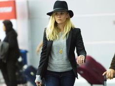 It Travel Fashion Airport, Short Girl Fashion, Celebrity Airport Style, Travel Outfit Plane, Travel Clothes Women, Bradley Cooper, Reese Witherspoon, Travel Bug, Emma Stone