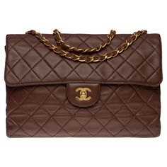 Majestic Chanel Timeless/Classic jumbo flap bag in brown quilted leather, gold metal hardware, a gold metal chain handle interlaced with brown leather for shoulder and shoulder strap Patch pocket on the back of the bag Flap closure, gold-plated CC clasp Single flap Brown leather lining, 1 zipped pocket in fabric, 1 patch pocket in leather Signature : "Chanel ®Made in France” Date : 1996 / 1997 Dimensions : 30 x 23 x 9 cm (12 x 9 x 3,5 Inches) Chain length : 50 cm (20 Inches) Reference : 100748 Packaging : Hologram : Yes Authenticity card : No Dustbag : No Box : No General condition : 7/10 In very good vintage condition despite marks of use on the leather and hardware. Please note that this bag went to a Chanel SPA for color retouching. Note a small smell of treatment Option in addition: Po Chocolate Brown Chanel Bag, Chanel Flap Bag Brown, Jumbo Chanel Bag, Brown Luxury Bag, Chanel Brown Bag, Brown Chanel Bag, Brown Designer Bag, Chanel Vintage Bag, Brown Chanel