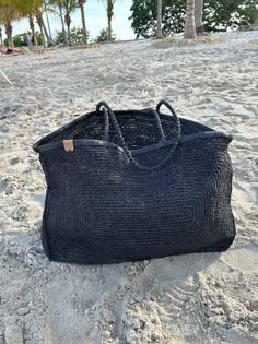 Black raffia XXL tote bag Handmade in Madagascar Crochet Store, Boho Chic Bags, Knit Bags, Tote Bags Handmade, Macrame Bag, Chic Bags, Weekend Bag, Raffia Bag, Top Handle Bags