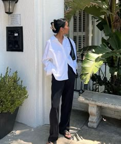 Business Cool Style, Large White Shirt Outfit, 2023 Mid Size Fashion, White Top Black Jeans Outfit, Office Outfits Aesthetic, Women's Button Down Shirt, Casual Summer Outfit