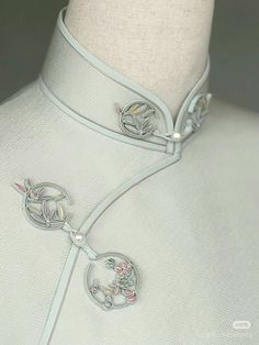 #chinesestyle #chineseculture #Chinese #qipao #盘扣 #chinesebutton #button #chinesefashion #旗袍 Frog Buttons, Chinese Knots, Chinese Qipao, Couture Ideas, Thread Jewellery, Eco Printing