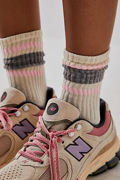 Striped Tube Socks, Look Festival, Mode Tips, Look Retro, Blazer Outfit, Nike Trainers, Looks Street Style, Retro Stripes, Swag Shoes