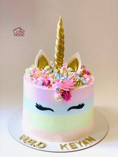 there is a cake that has a unicorn face on it