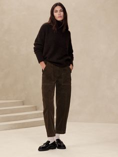 The Corduroy Barrel Pant | Banana Republic Corduroy Pants Outfit, Androgynous Women, Lesbian Fashion, French Roast, Quoi Porter, Queer Fashion, Cold Outfits, Androgynous Fashion, Corduroy Fabric